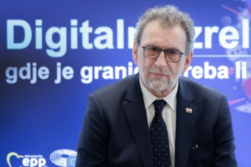 Glavak: Digitalna zrelost: gdje je granica i treba li je postaviti?