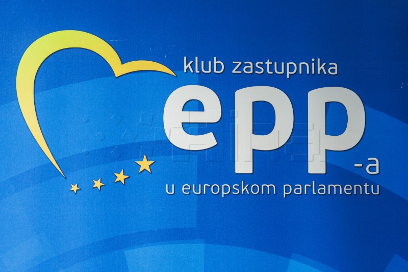 Glavak: Digitalna zrelost: gdje je granica i treba li je postaviti?