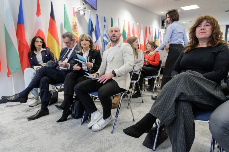 Glavak: Digitalna zrelost: gdje je granica i treba li je postaviti?