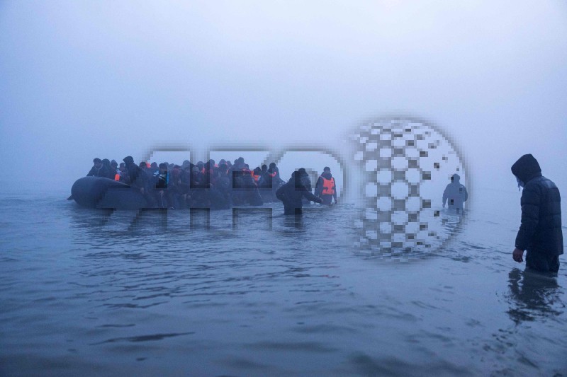 TOPSHOT-FRANCE-BRITAIN-EU-MIGRANTS