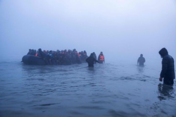 TOPSHOT-FRANCE-BRITAIN-EU-MIGRANTS