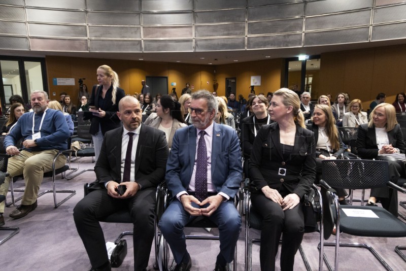 Predstavljeni rezultati istraživanja o AI-u i digitalnoj dobrobiti učenika