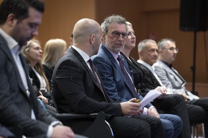 Predstavljeni rezultati istraživanja o AI-u i digitalnoj dobrobiti učenika