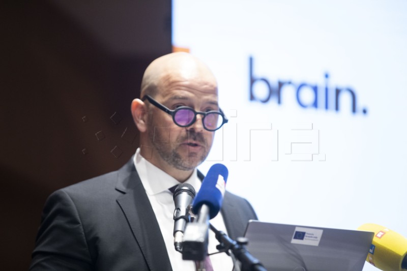 Predstavljeni rezultati istraživanja o AI-u i digitalnoj dobrobiti učenika