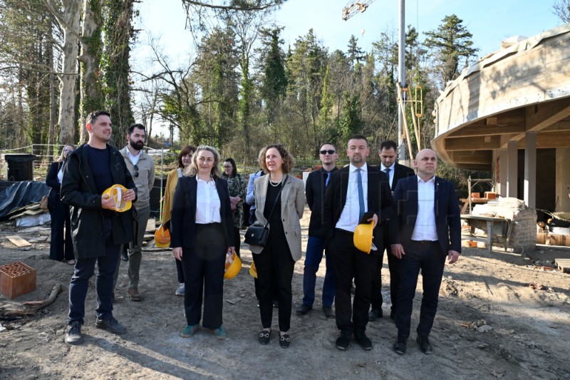 Ministrica Nina Obuljen Koržinek obišla Arheološki park Vučedol