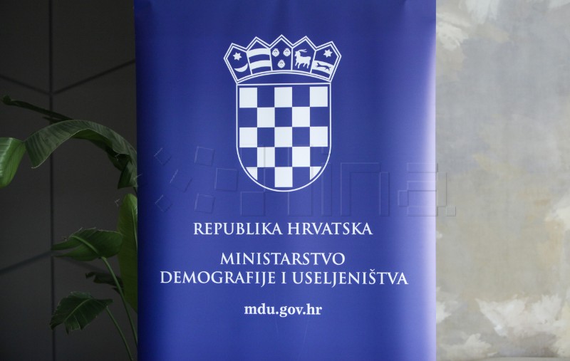 Ministarstvo demografije dijelilo poklone povodom Dana očeva
