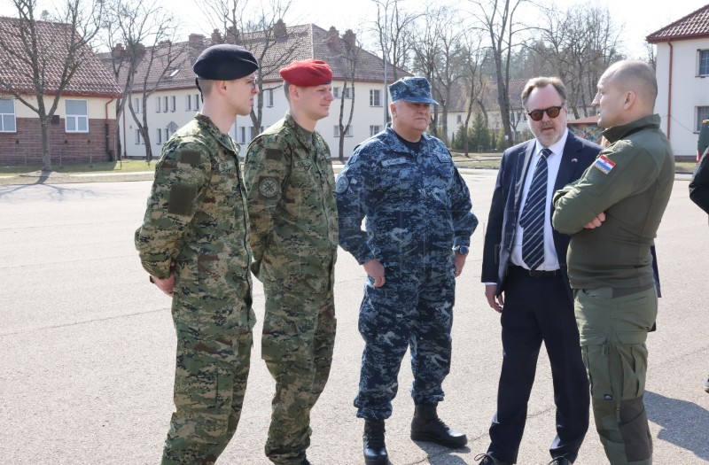 Ministar Anušić s hrvatskim vojnicima u Poljskoj