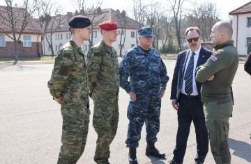 Ministar Anušić s hrvatskim vojnicima u Poljskoj