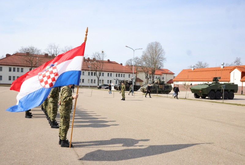 Ministar Anušić s hrvatskim vojnicima u Poljskoj