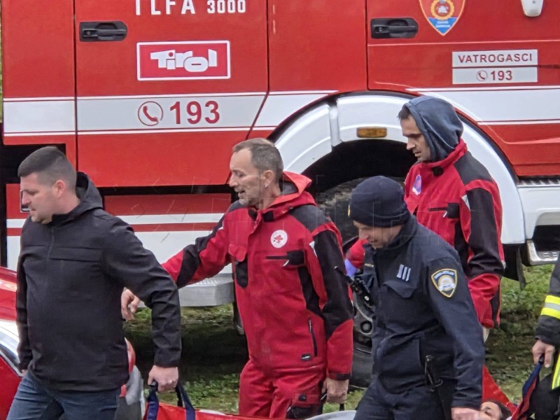 Božinović: U tijeku zahtjevna akcija spašavanja više osoba na Savi 
