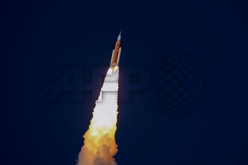 US-ARTEMIS-II-LAUNCHES-MANNED-TEST-FLIGHT-AROUND-THE-MOON