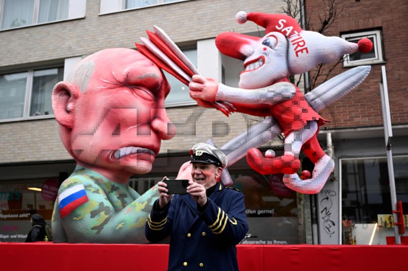 FILES-GERMANY-CARNIVAL-PARADE-RUSSIA-TRIAL