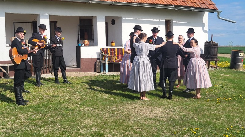 U Tavankutu oživljen u izvornom obliku uskrsni običaj polijevanja žena 