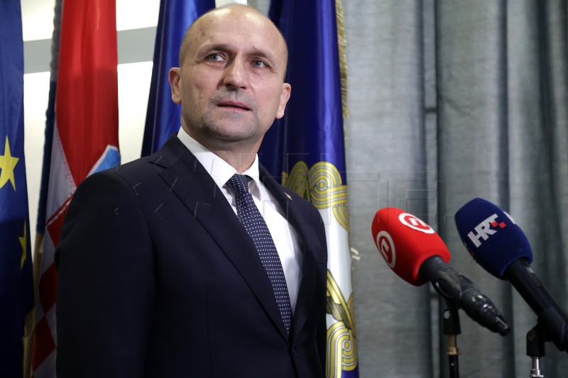 Ministar Anušić uručio ugovore pričuvnicima vrhunskim sportašima