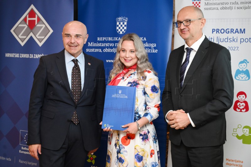 Split: Ministar Ružić dodijelio 35 ugovora za širenje socijalnih usluga