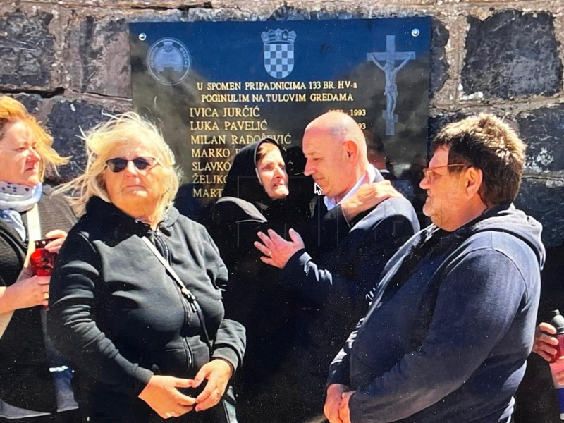 Medved s obiteljima poginulih branitelja otkrio spomen-ploču na Tulovim gredama