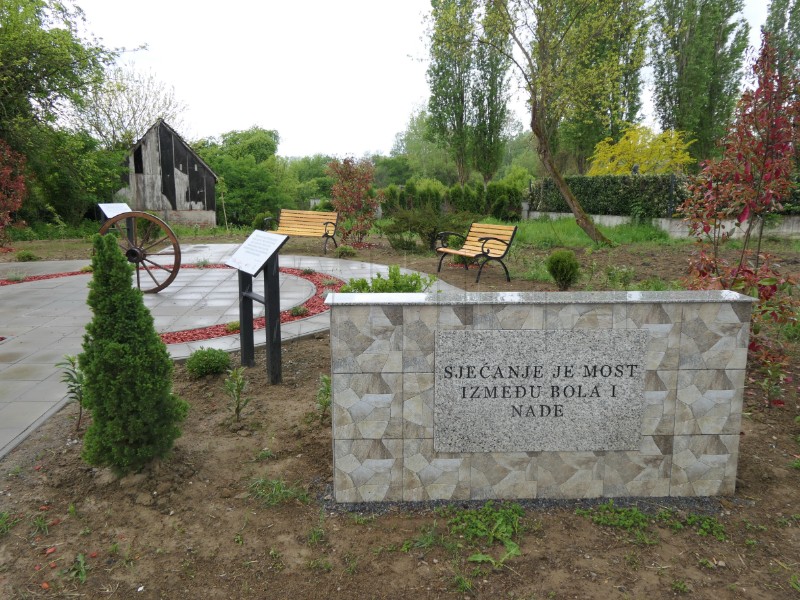 Plenković i Kajtazi položili vijenac u znak sjećanja na Rome, žrtve ustaškog koncentracijskog logora Jasenovac