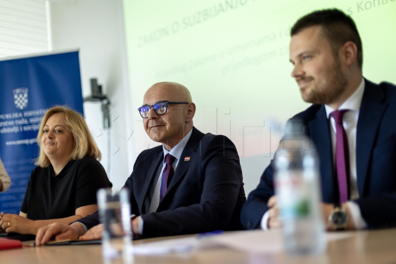 Tiskovna konferencija ministra Ružića