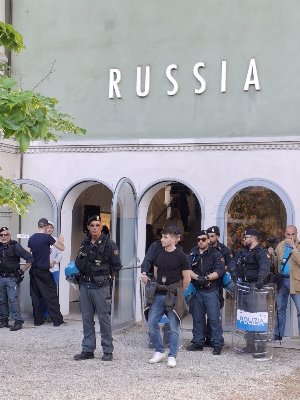 Prosvjednice ispred ruskog paviljona na Venecijanskom bijenalu