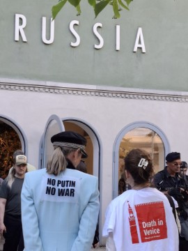 Prosvjednice ispred ruskog paviljona na Venecijanskom bijenalu
