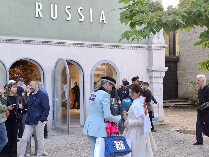 Prosvjednice ispred ruskog paviljona na Venecijanskom bijenalu