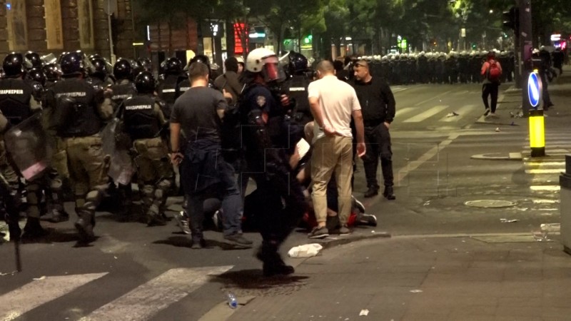 Srbija: Sukobi policije s prosvjednicima nakon mirnog prosvjeda u središtu Beograda