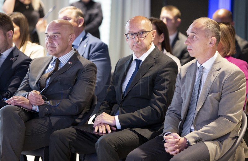 Ministar Ružić na konferenciji "Biram Hrvatsku"