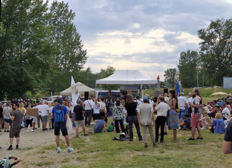 Rundek i građani uz Dravu poručili: Ne želimo megafarme životinja