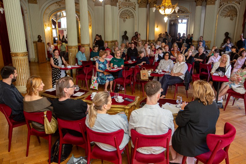 Kazališni doručak uoči premijere predstave "Idealan muž"