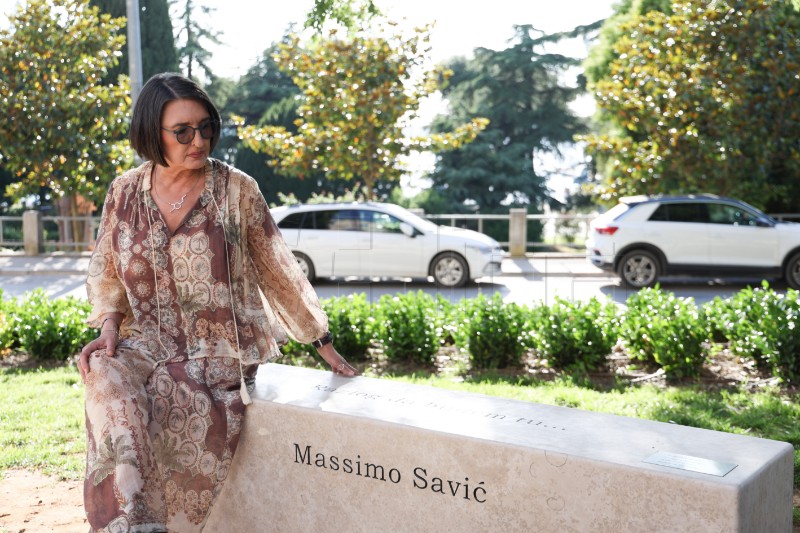 Otkrivanje memorijalne kamene klupe u spomen na Massima Savića u Puli