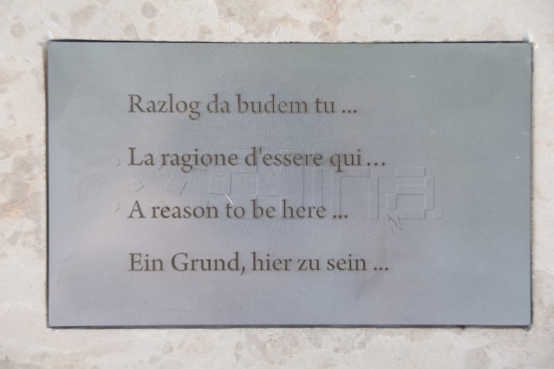 Otkrivanje memorijalne kamene klupe u spomen na Massima Savića u Puli