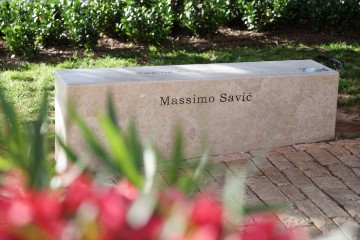 Otkrivanje memorijalne kamene klupe u spomen na Massima Savića u Puli
