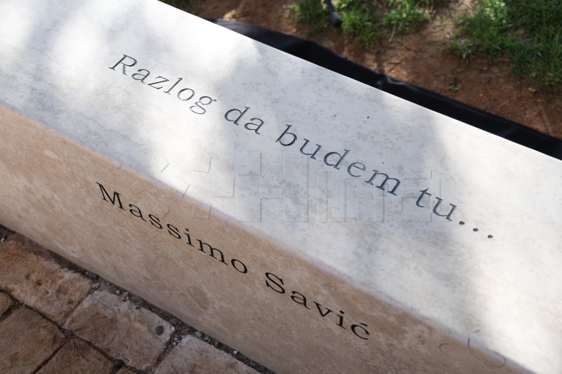 Otkrivanje memorijalne kamene klupe u spomen na Massima Savića u Puli