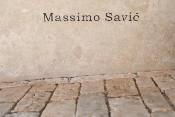 Otkrivanje memorijalne kamene klupe u spomen na Massima Savića u Puli