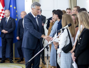 Predsjednik Vlade Andrej Plenković primio polaznike "Ljetne škole Domovina" 