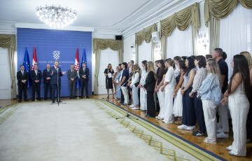 Predsjednik Vlade Andrej Plenković primio polaznike "Ljetne škole Domovina" 