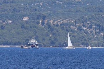 Policija: Između Šolte i Brača sudarili su se katamaran i jedrilica, ima ozlijeđenih