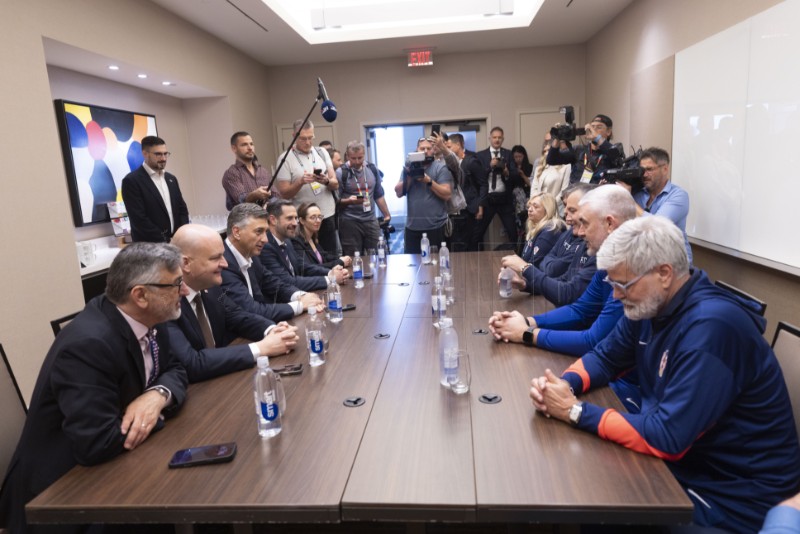 Plenković u posjeti hrvatskoj nogometnoj reprezentaciji uoči 2. utakmice s Panamom