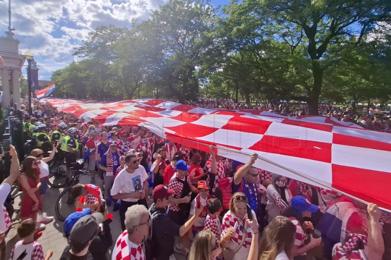 SP2026: Hrvatski navijači razvili zastavu u Torontu