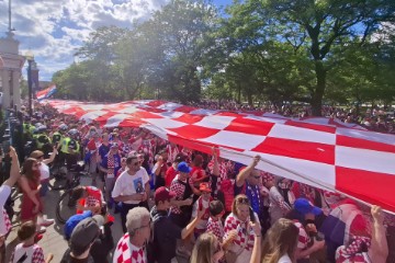 SP2026: Hrvatski navijači razvili zastavu u Torontu