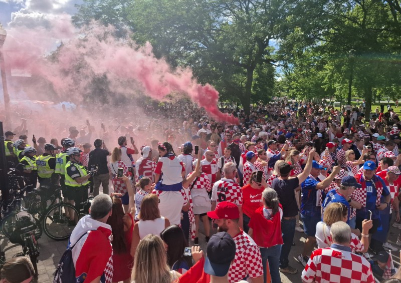 SP2026: Hrvatski navijači razvili zastavu u Torontu