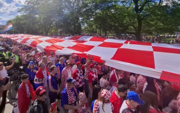 SP2026: Hrvatski navijači razvili zastavu u Torontu