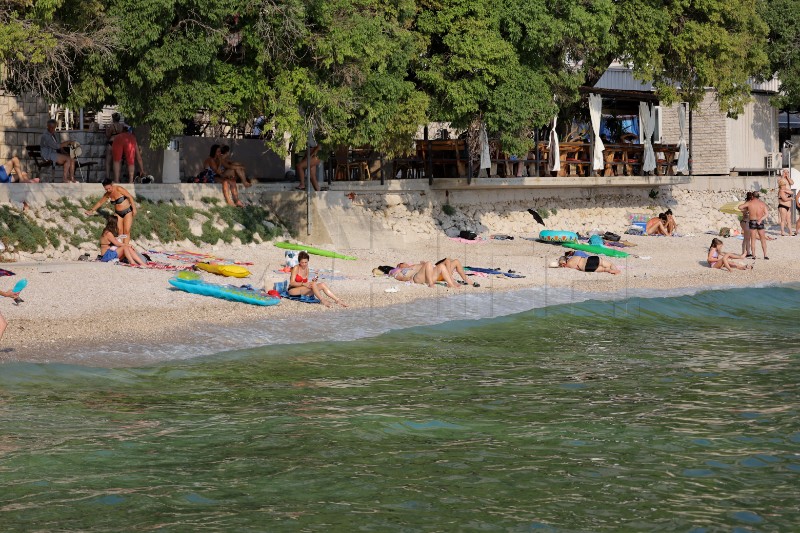 Turisti na plažama u mjestu Gradac na Makarskoj rivijeri