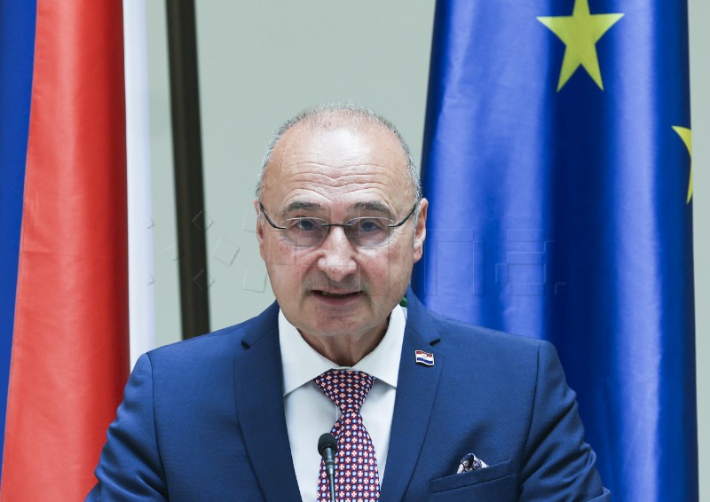 Predavanje Johna M. Martinisa "Od Komiže do kvantnog doba"