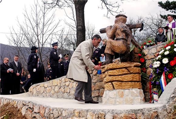 Otkriveno spomen-obilježje Nikoli Hodaku, poginulu policajcu u Domovinskom ratu                                                                                                                                                                 