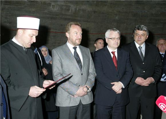 Josipović i Izetbegović obišli gradilište islamskog centra                                                                                                                                                                                      