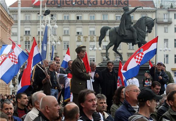 Na Jelačićevom trgu počeo skup hrvatskih branitelja                                                                                                                                                                                             