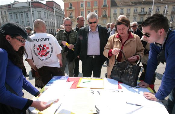 Potpisivanje peticije u organizaciji HSP-a                                                                                                                                                                                                      