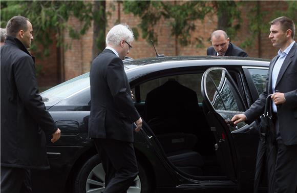 Josipović zapalio svijeću na Račanovom grobu                                                                                                                                                                                                    