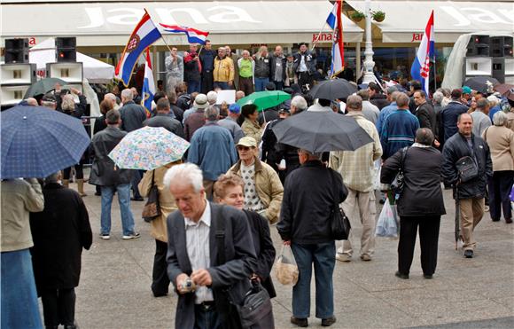 Oko 200 ljudi na prosvjedu "Stari i mladi zajedno"                                                                                                                                                                                              